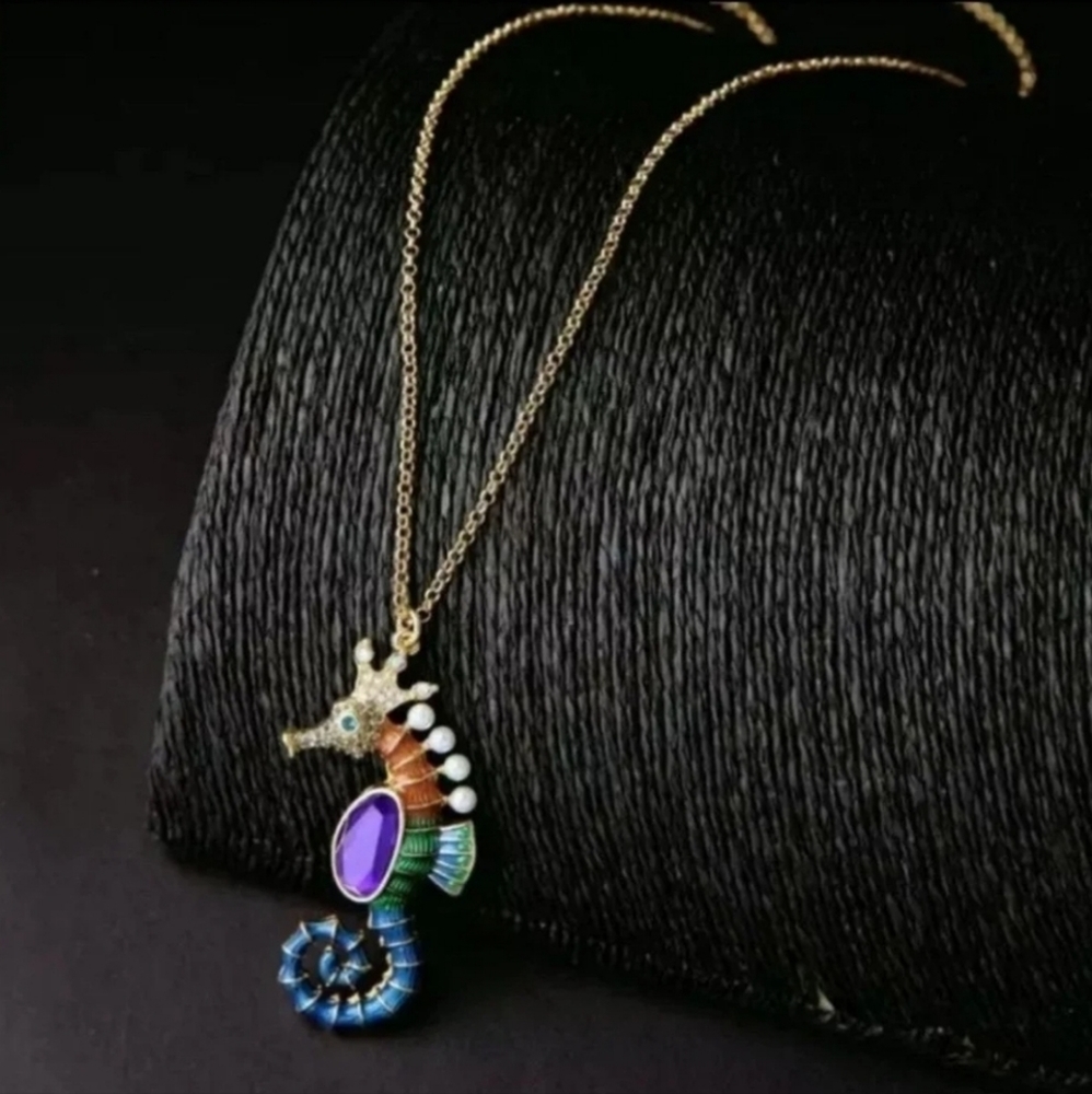 SEAHORSE CHARM NECKLACE